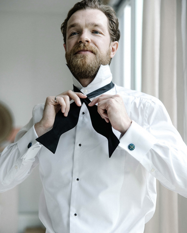 Modern Wedding in Toronto at Canoe | Interview with the Bride About Picking the Venue, Choosing Outfits, and Dealing with Planning Challenges