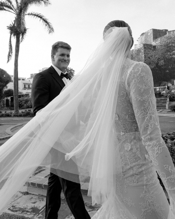 Romance in Puerto Rico: Dream Wedding and Tropical Delights | Interview with the bride about the preparation for the wedding, the choice of outfits and a rich musical program