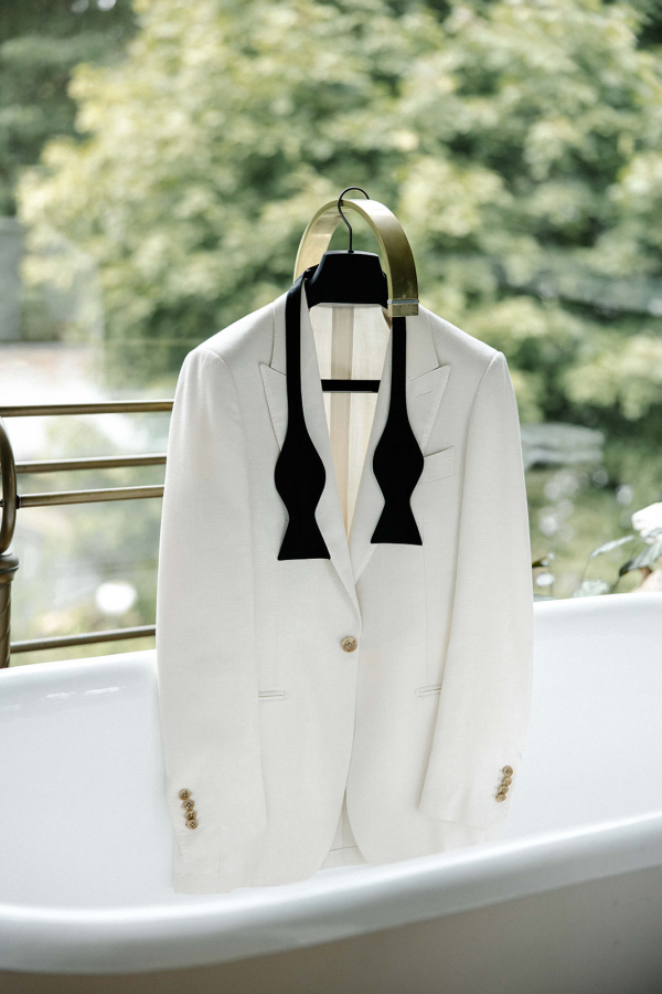 Modern Wedding in Toronto at Canoe | Interview with the Bride About Picking the Venue, Choosing Outfits, and Dealing with Planning Challenges