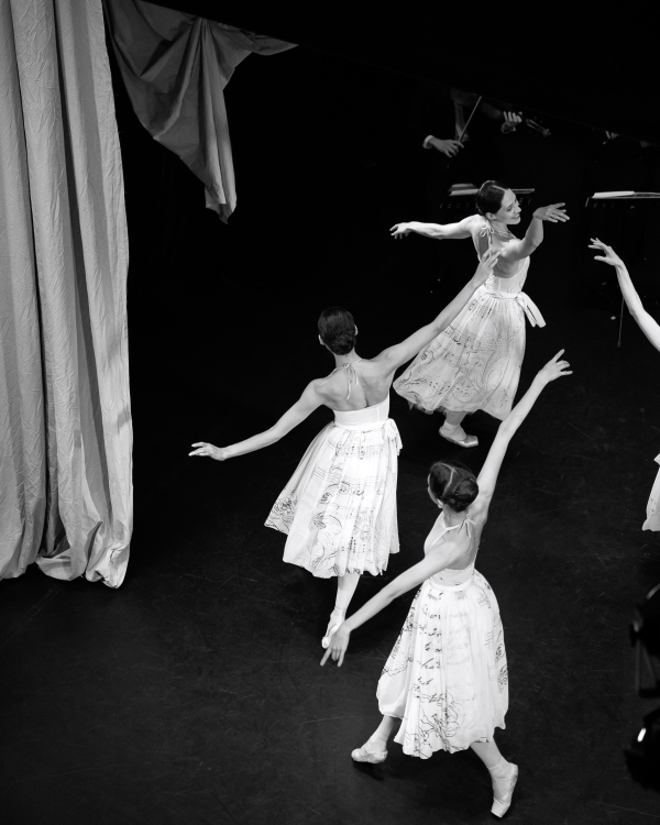 A Dreamlike Wedding with Enchanting Ballerinas & Art in a Historic Palace