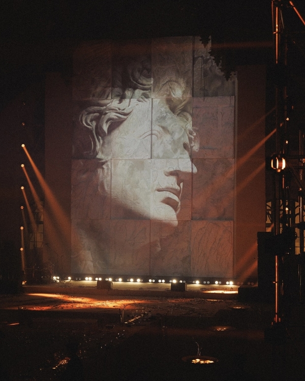 A Dreamlike Wedding with Enchanting Ballerinas & Art in a Historic Palace