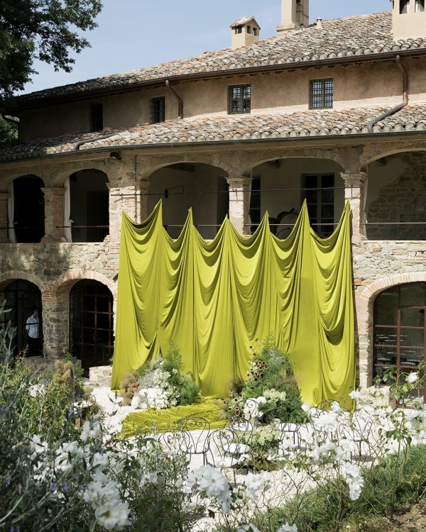 A Bold Destination Wedding in Umbria with Chartreuse Drapery & a Surprise Movie Moment