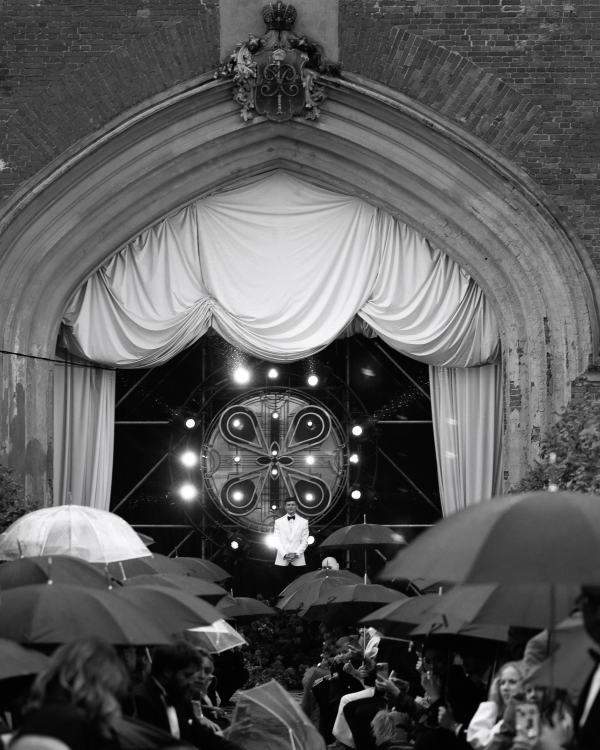 A Dreamlike Wedding with Enchanting Ballerinas & Art in a Historic Palace