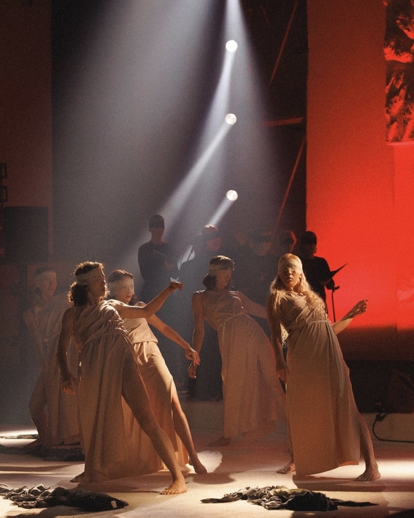 A Dreamlike Wedding with Enchanting Ballerinas & Art in a Historic Palace