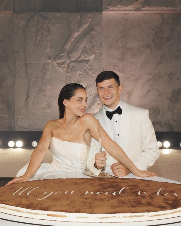 A Dreamlike Wedding with Enchanting Ballerinas & Art in a Historic Palace