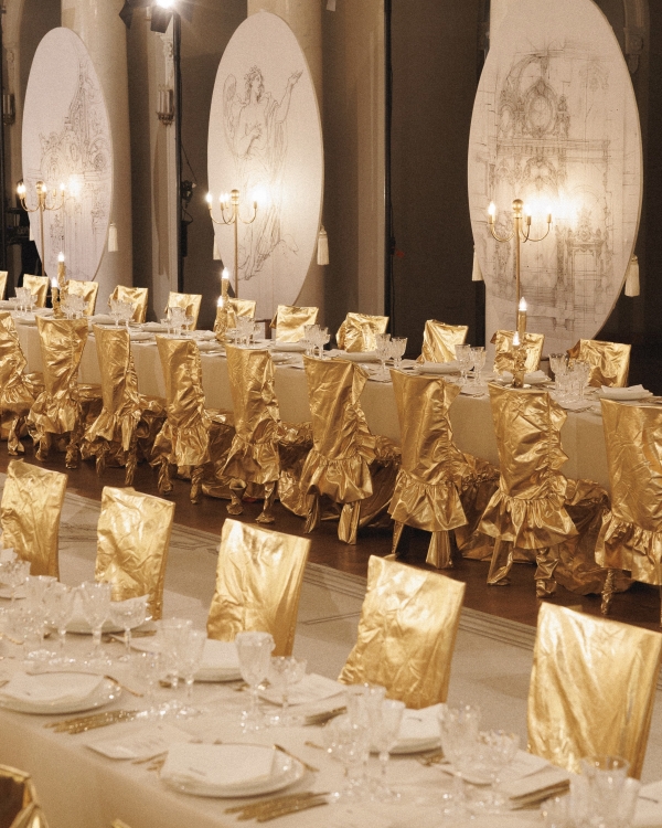 A Dreamlike Wedding with Enchanting Ballerinas & Art in a Historic Palace