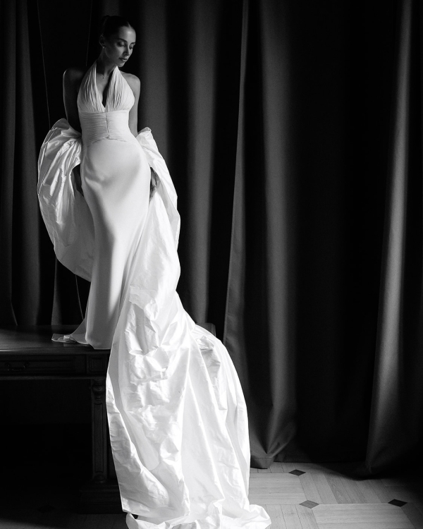 A Dreamlike Wedding with Enchanting Ballerinas & Art in a Historic Palace